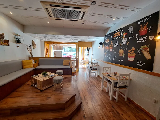Área de descanso del restaurante Pollo Loccco - ambiente familiar y acogedor